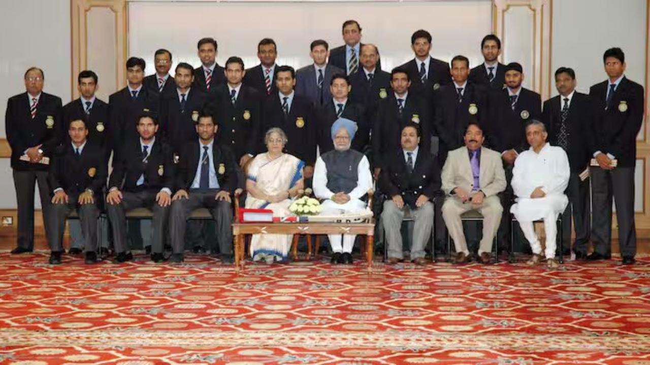Another key moment occurred on October 30, 2007, when Singh met with the Indian cricket team to personally congratulate them for their victory in the inaugural T20 World Cup. Alongside his wife Gursharan Kaur and Union Minister Mani Shankar Aiyar, Singh celebrated the team’s triumph over Pakistan in the final, marking a historic achievement in Indian cricket. (Pic: PIB)