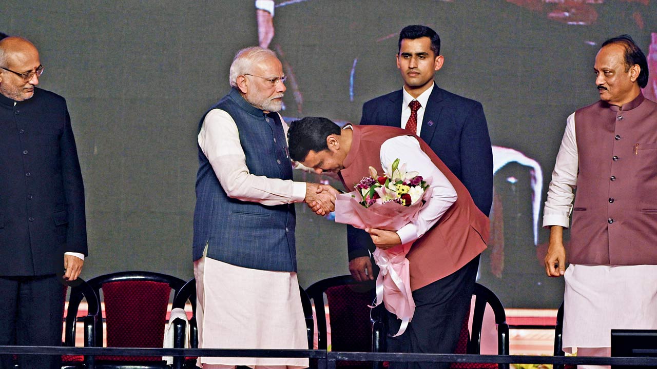 Chief Minister Devendra Fadnavis pay his respects to Prime Minister Narendra Modi during the former’s oath-taking ceremony at Azad Maidan on Thursday. Pics/Rane Ashish
