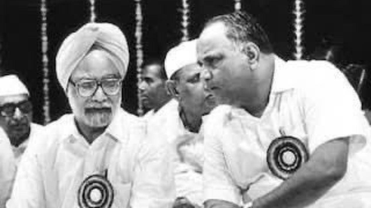 Former prime minister Manmohan Singh with Nationalist Congress Party founder Sharad Pawar. (Pic/Sharad Pawar X)