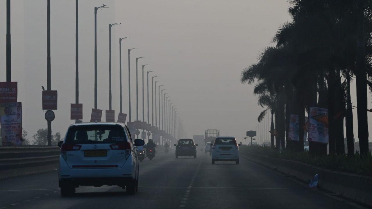 Dense smog is seen in the city during early morning today in Mumbai on Sunday. Pic/NIMESH DAVE