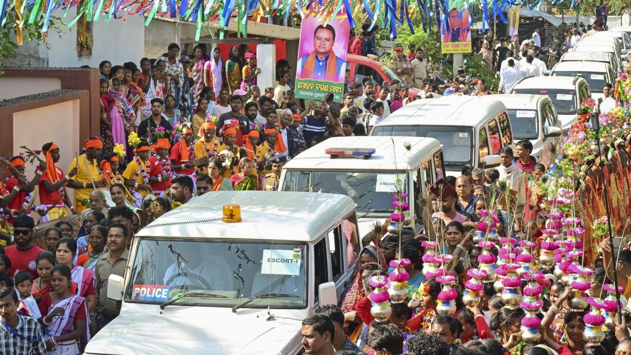 The school and the entire village were decorated to welcome her. She was received by teachers, students and villagers