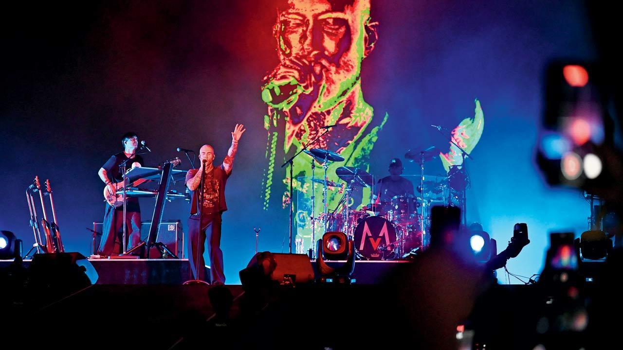 'Sorry, we're late':  Maroon 5 finally performs in Mumbai, makes a fan's day