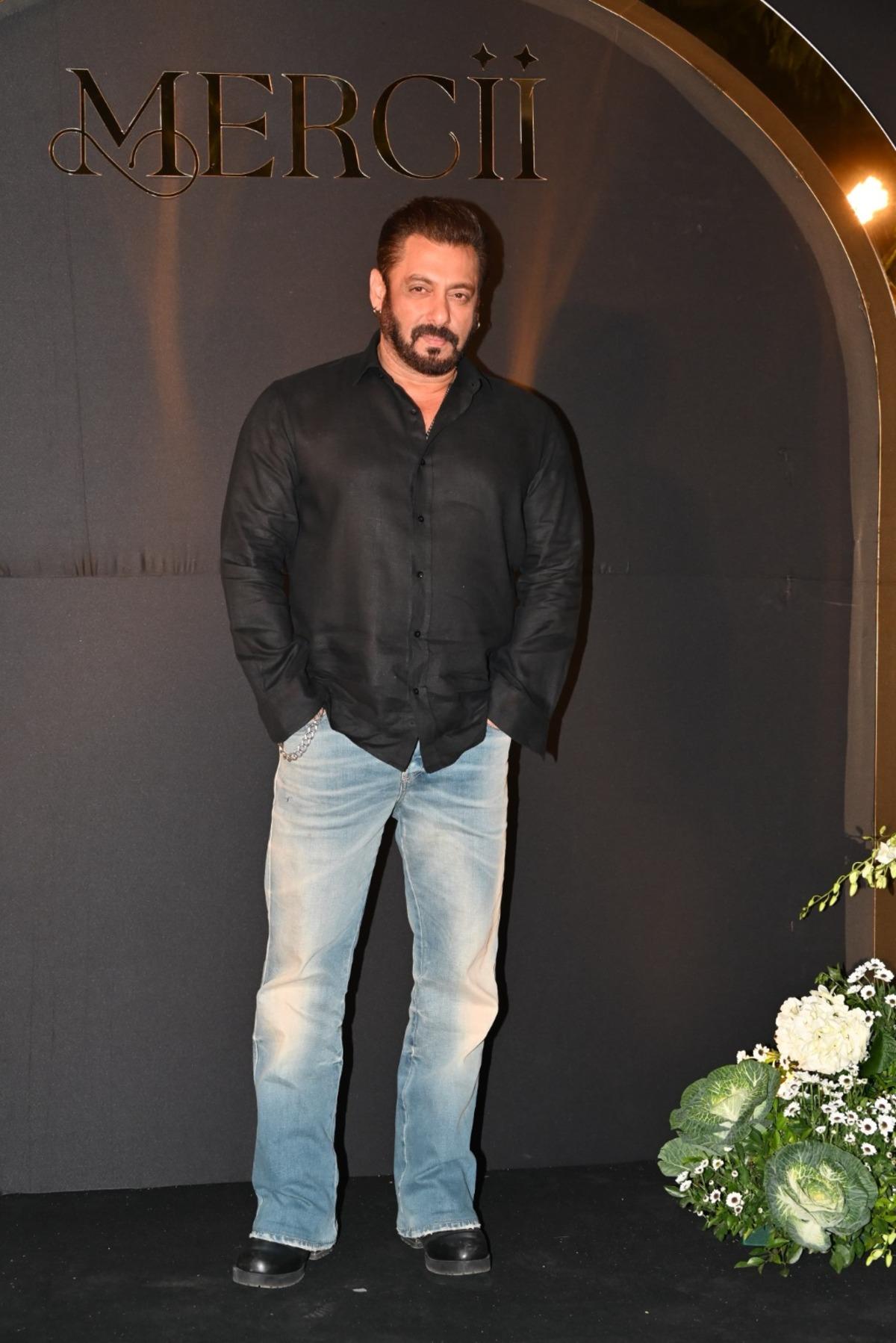Salman Khan also made an appearance at nephew Nirvaan's birthday. The 'Dabangg' actor was dressed casually in a black shirt and a blue denim.