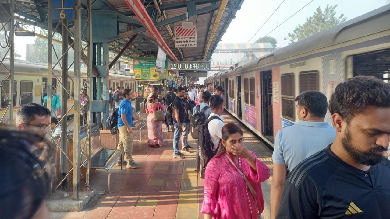 Mumbai AC local skips Marine Lines station, passengers complain