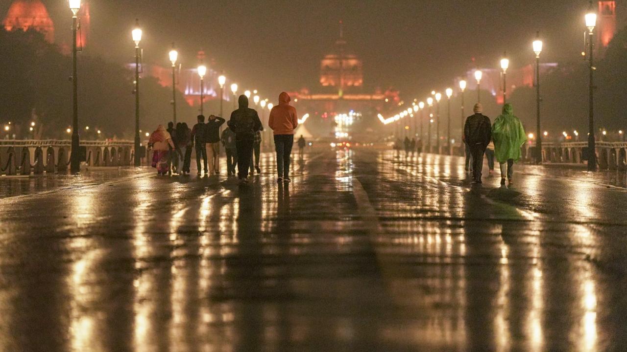 Rain lashes parts of Delhi, max temperature higher than usual
