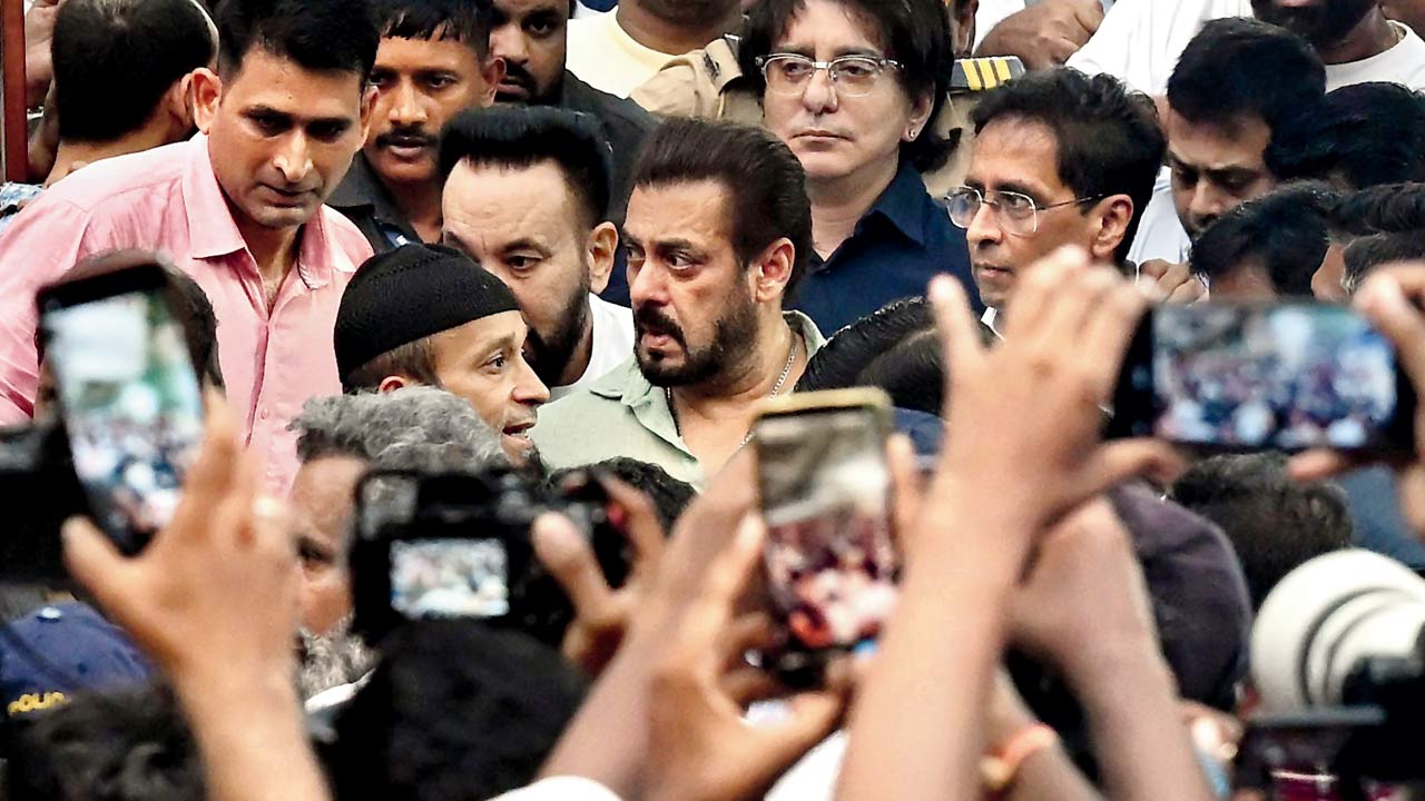 Salman Khan leaves the residence of the late Baba Siddique in Bandra (West) after paying his respects. Pic/Anurag Ahire