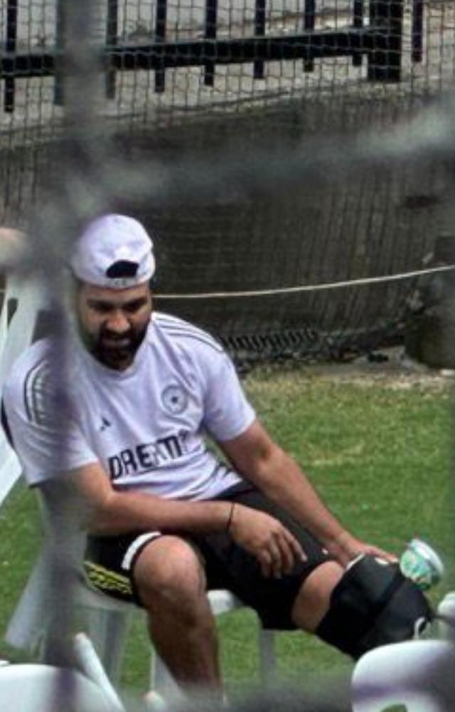 Rohit was in pain and was seen applying an ice pack to his left knee