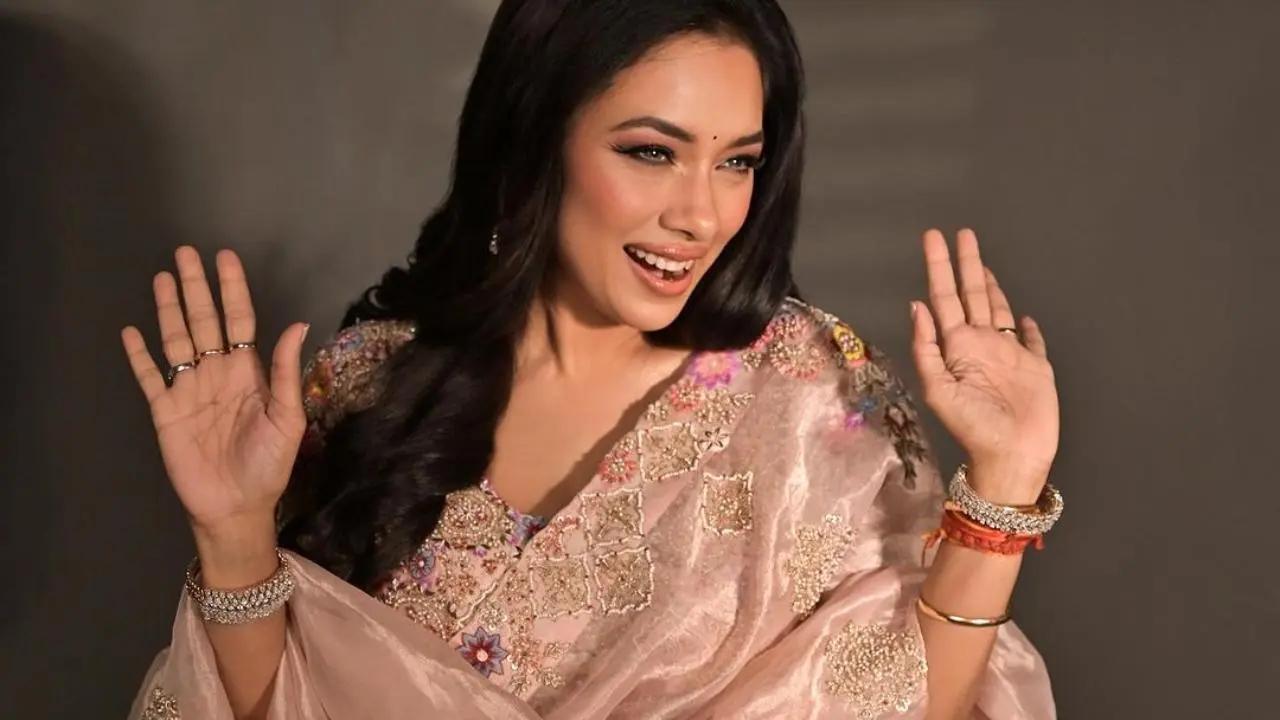 Actress Rupali Ganguly made headlines after her stepdaughter Esha Verma accused her of breaking up her parents' marriage. According to HT City, Rupali hit back with a defamation notice worth Rs 50 crores, leaving Esha baffled.
