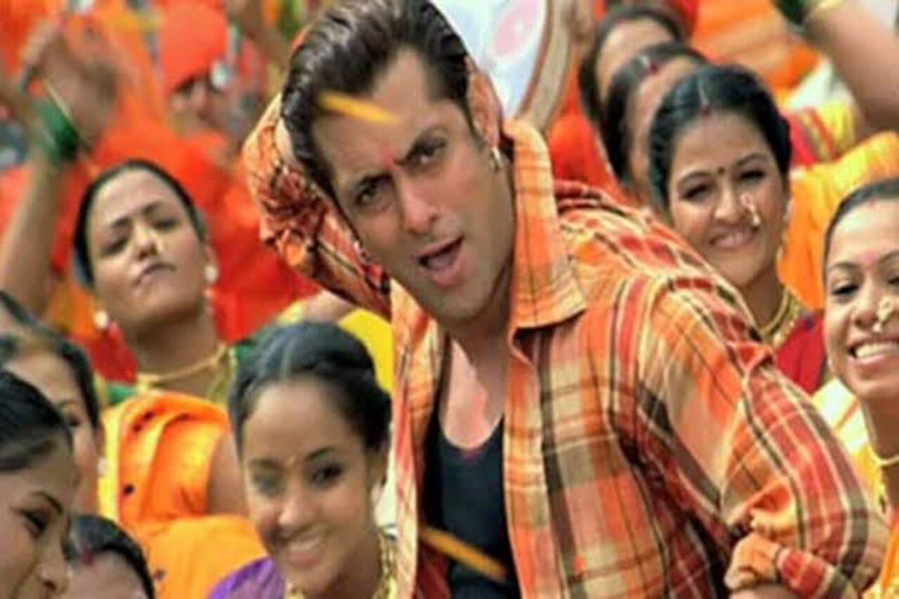 Bodyguard (Bodyguard, 2011)
The title track, with its strong beats and Salman Khan’s signature style, became a smash hit. It was loved for its energetic vibe and catchy lyrics, and it became an anthem of sorts for fans of Salman’s action-packed roles