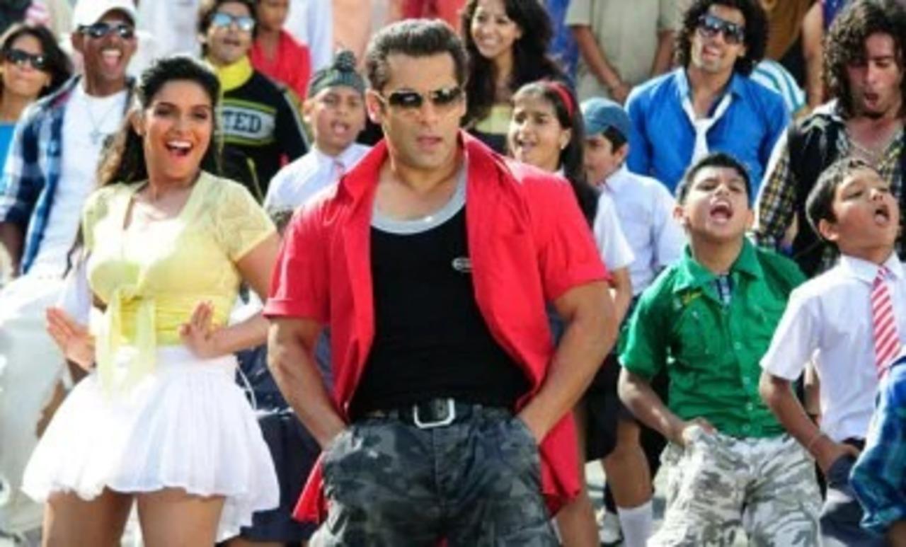 Dhinka Chika (Ready, 2011)
A catchy dance number that became a hit at parties and weddings. Salman’s fun and energetic performance made it one of the most memorable dance tracks, with fans across the country dancing to its beat