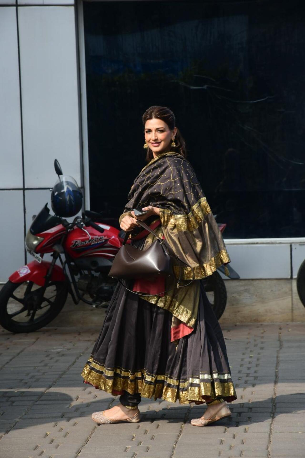 Sonali Bendre went for a full-on desi look at the airport.