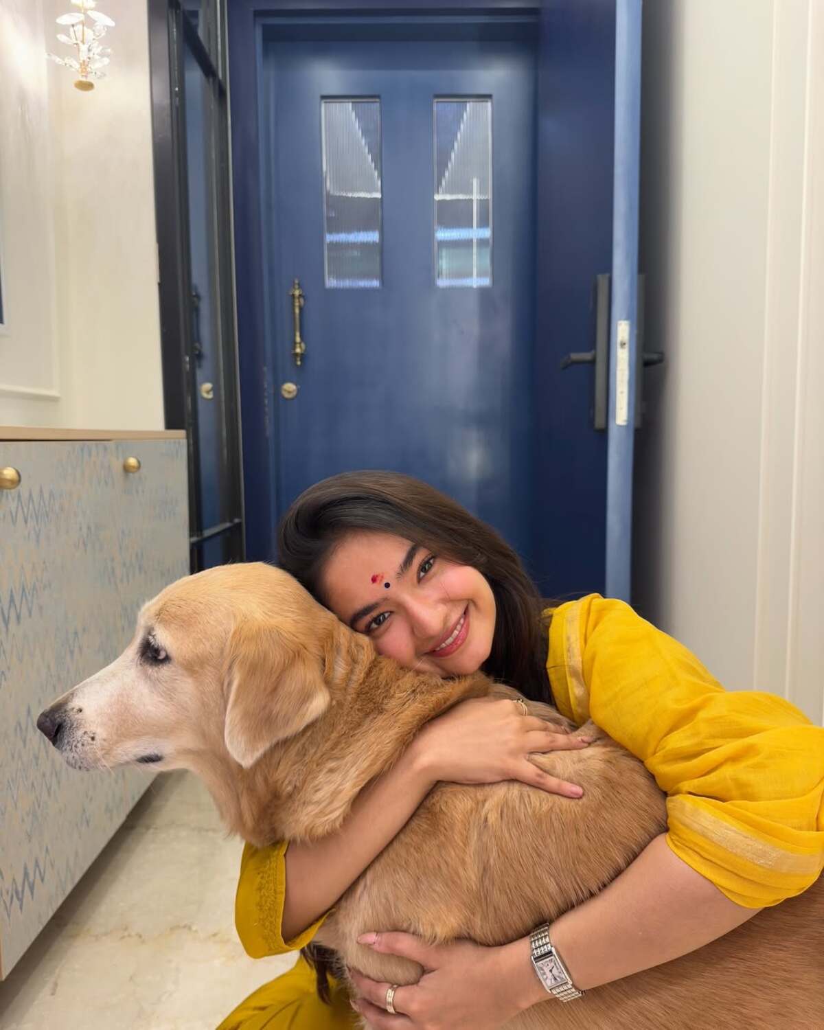 Anushka Sen is a true dog lover and she is often seen posting about her furry friends on her Instagram. After moving into her new house, the actress was seen posing with her pet dog.