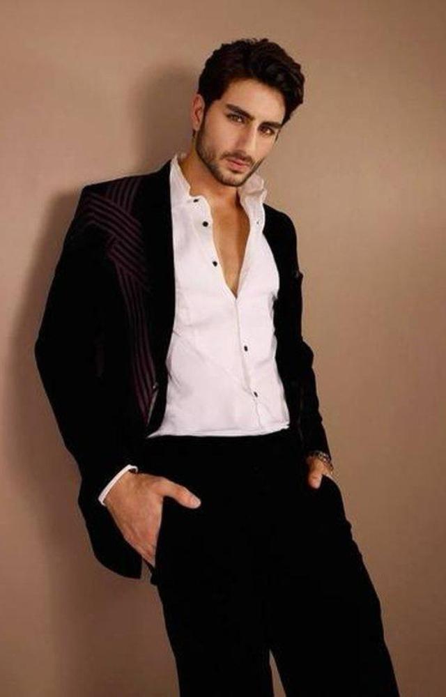 Son of Saif Ali Khan and Amrita Singh, Ibrahim is all set to carry forward the family legacy. His grandma Sharmila Tagore, parents & sister Sara are all actors