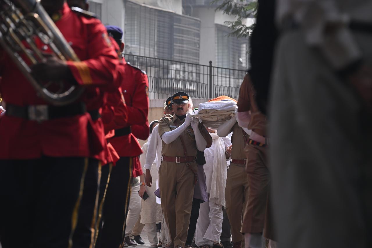 Shyam Benegal's mortal remains were brought to the crematorium at Shivaji Park for antim-darshan
