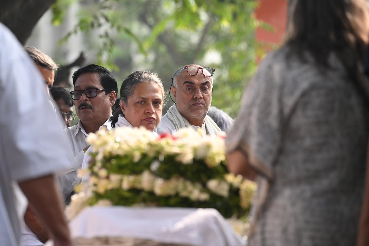 Rajit Kapoor was also clicked at Benegal's funeral at Shivaji Park