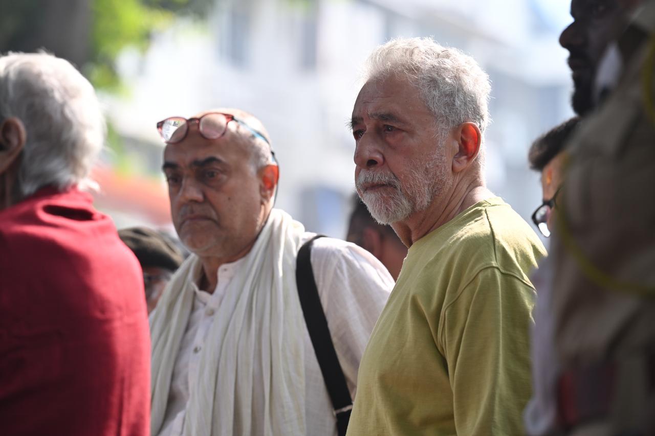 Naseeruddin Shah was seen getting emotional at the last rites of the legendary filmmaker