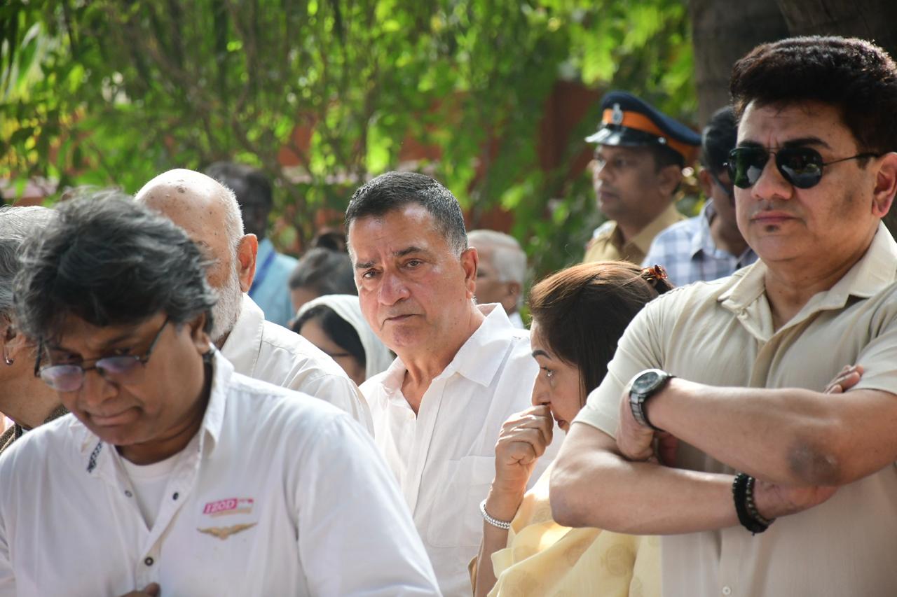 Vicky Kaushal's father, Shyam Kaushal, was clicked as he arrived at Shivaji Park for antim darshan  
