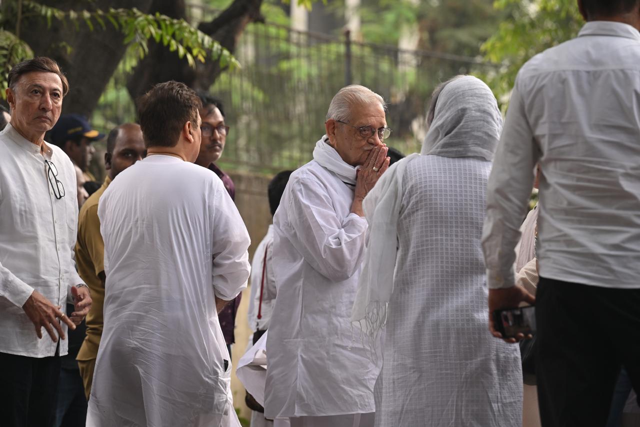 Ace filmmaker and lyricist Gulzar Sahab attended Shyam Benegal's funeral