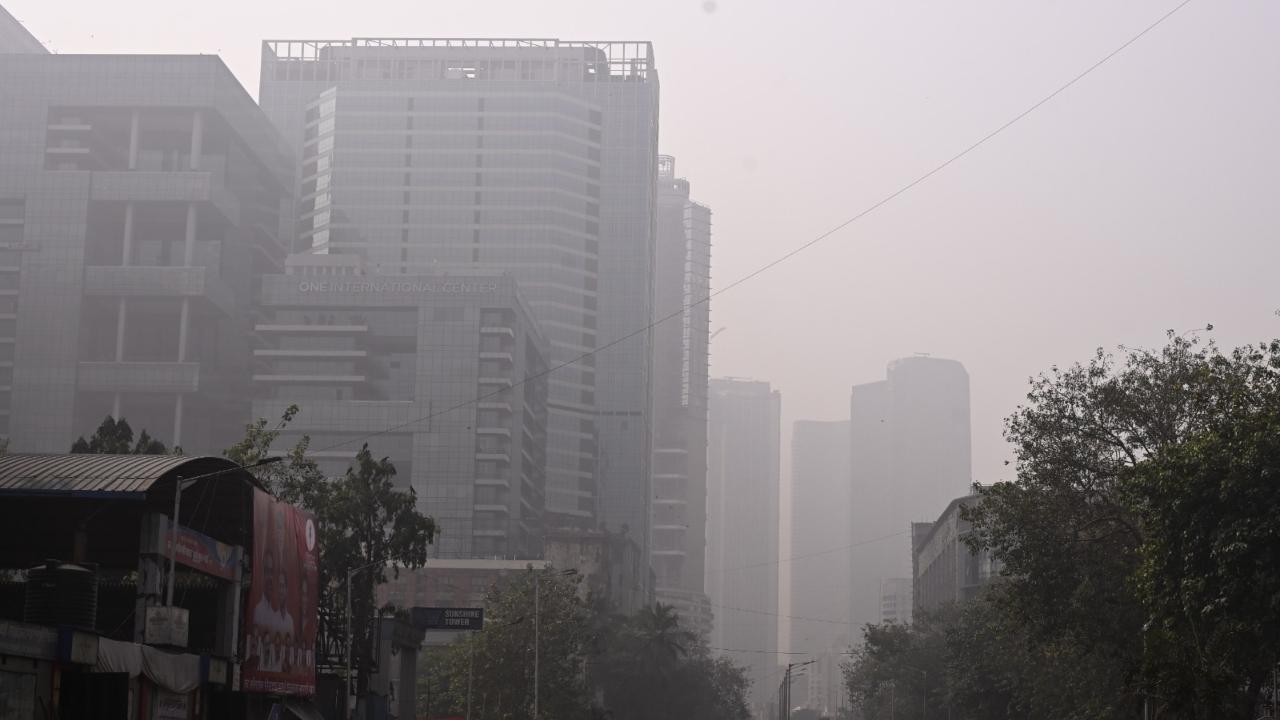 The residents and commuters in the bustling areas were seen witnessing the low visibility due to dense smog