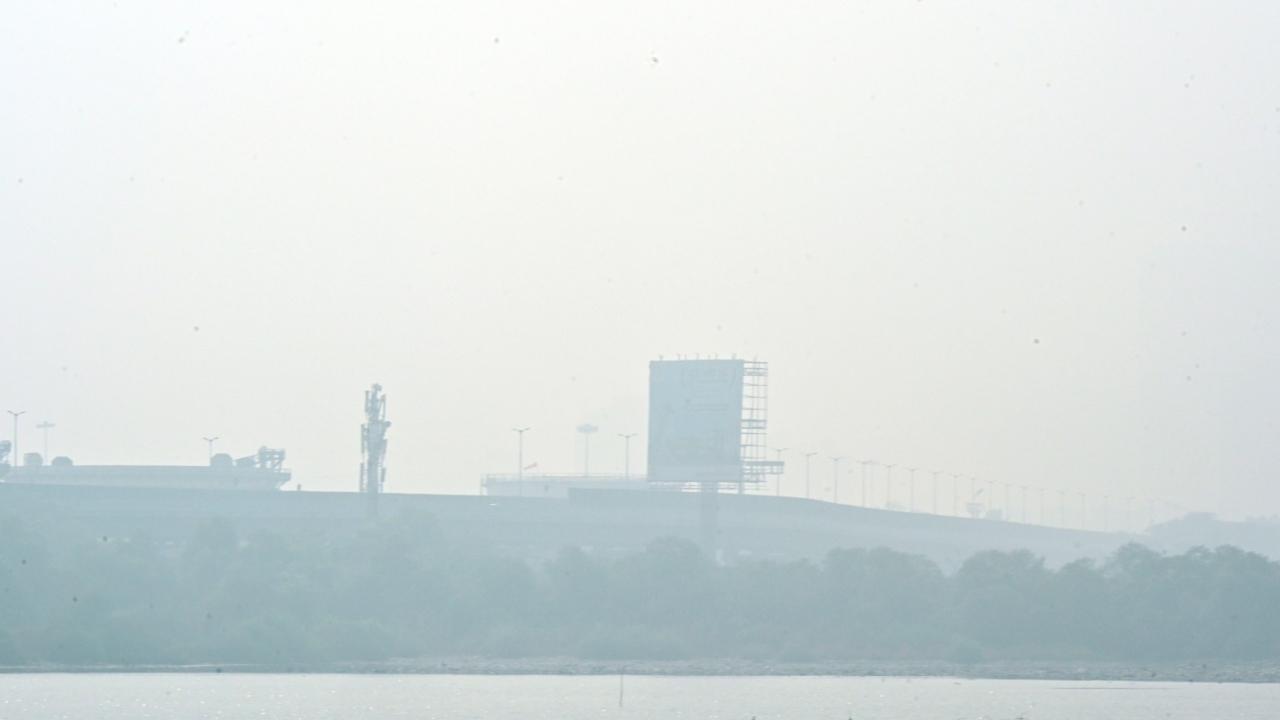 On Saturday, the city experienced a slight rise in temperatures, with the minimum temperature reaching 21 degrees Celsius