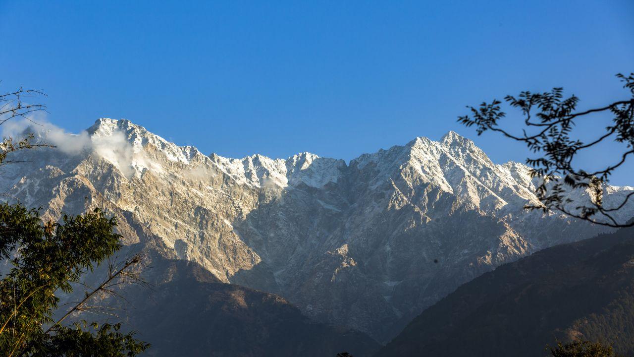  The high-altitude tribal areas experienced piercing cold, with minimum temperatures ranging from 12 to 18 degrees below freezing. Tabo recorded a low of minus 12.3 degrees Celsius. (In Pic: View of Dhauladhar Range after mild snowfall, as seen from Palampur, Himachal Pradesh)