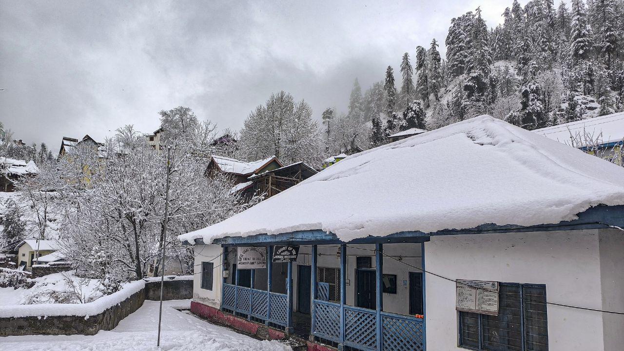 View of a snow-cover area after fresh snowfall, at Gandoh in Doda district. (Pic/ PTI)