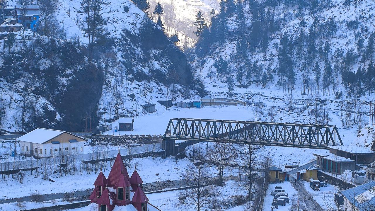 View of an area after fresh snowfall, in Doda district. (Pic/ PTI)