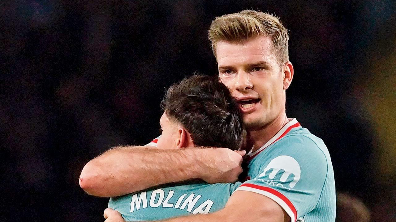 Atletico snatch late win at Barca to top La Liga