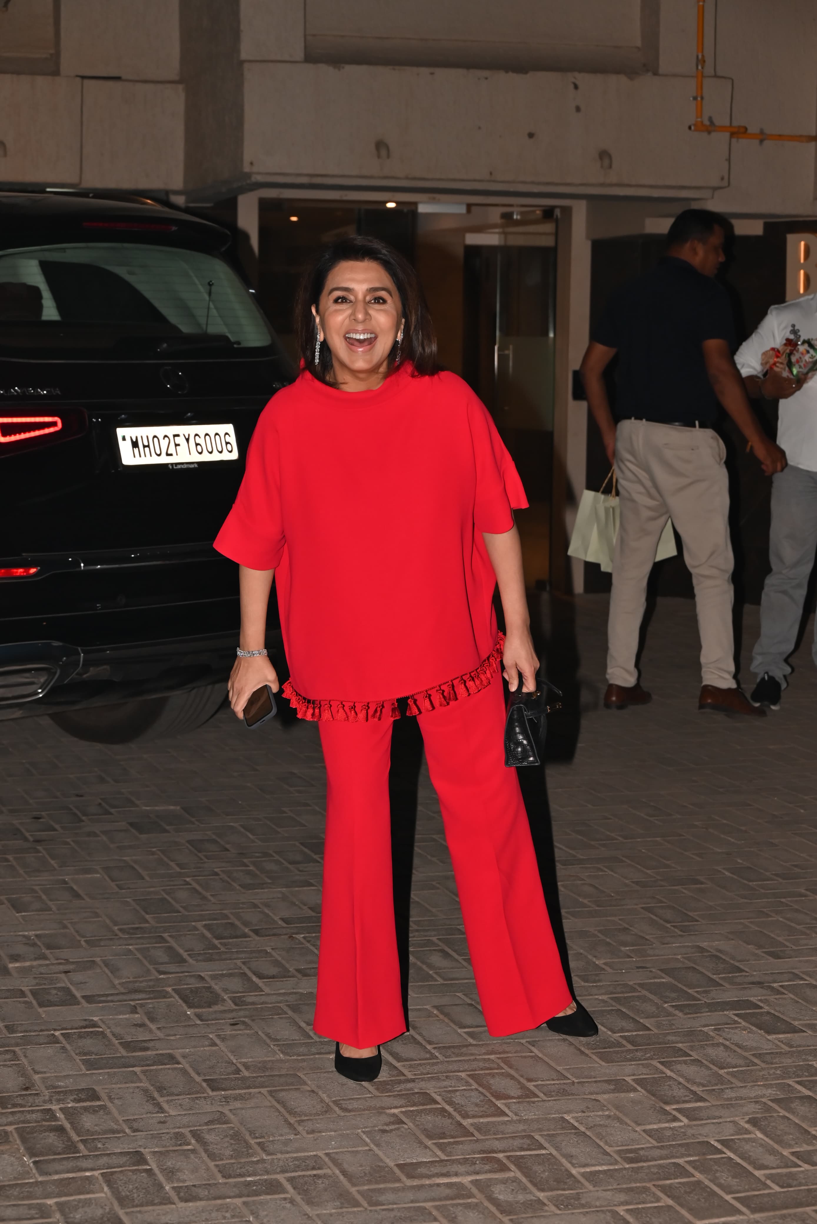 Mahesh Bhatt hosted an intimate Christmas bash at his residence in Mumbai, and the family gathered to celebrate a cute and small party. Matching the Christmas vibe, Neetu Kapoor wore an all-red outfit, and her radiant smile was sure to brighten anyone's mood.