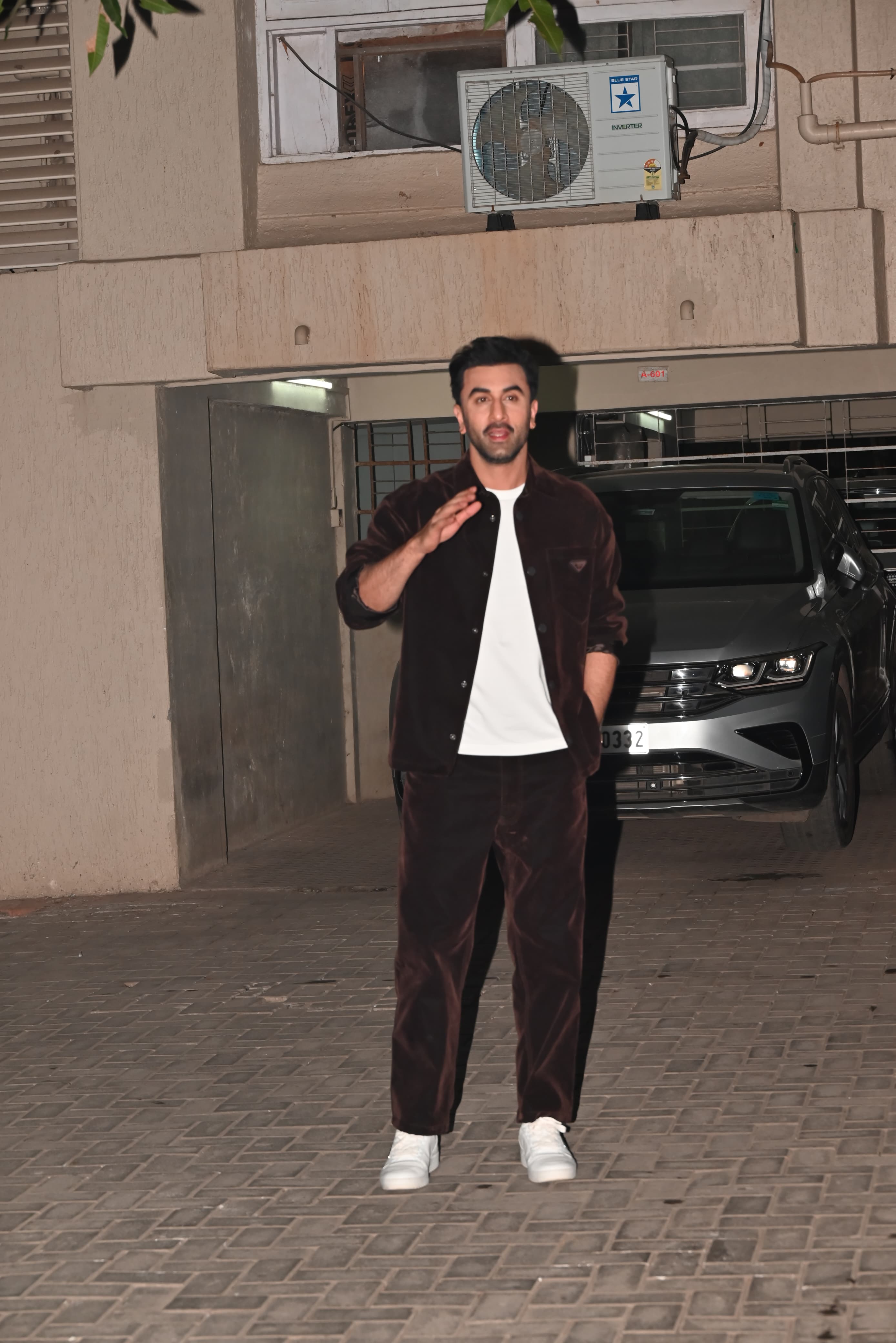 Ranbir Kapoor looked uber cool in his new avatar. The actor donned a brown velvet outfit to ace his Christmas look.