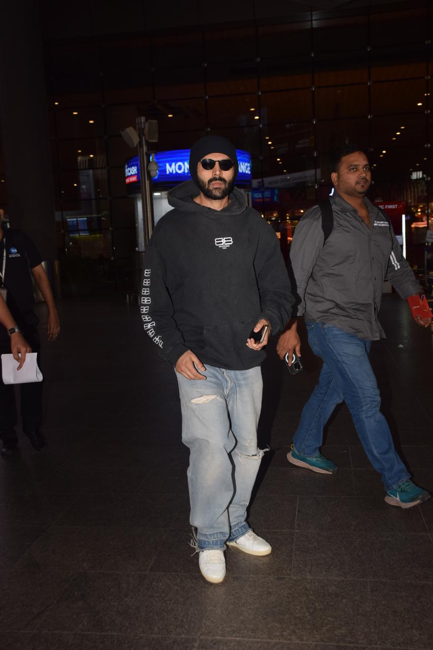 Kartik Aaryan was clicked at Mumbai airport. The actor looked smart in comfy and casual outfit