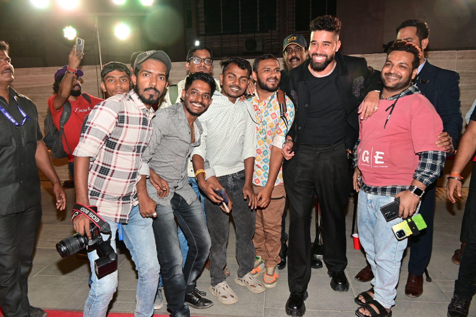 AP Dhillon was snapped in the city last night. The pop-star met paparazzi last night and posed with them