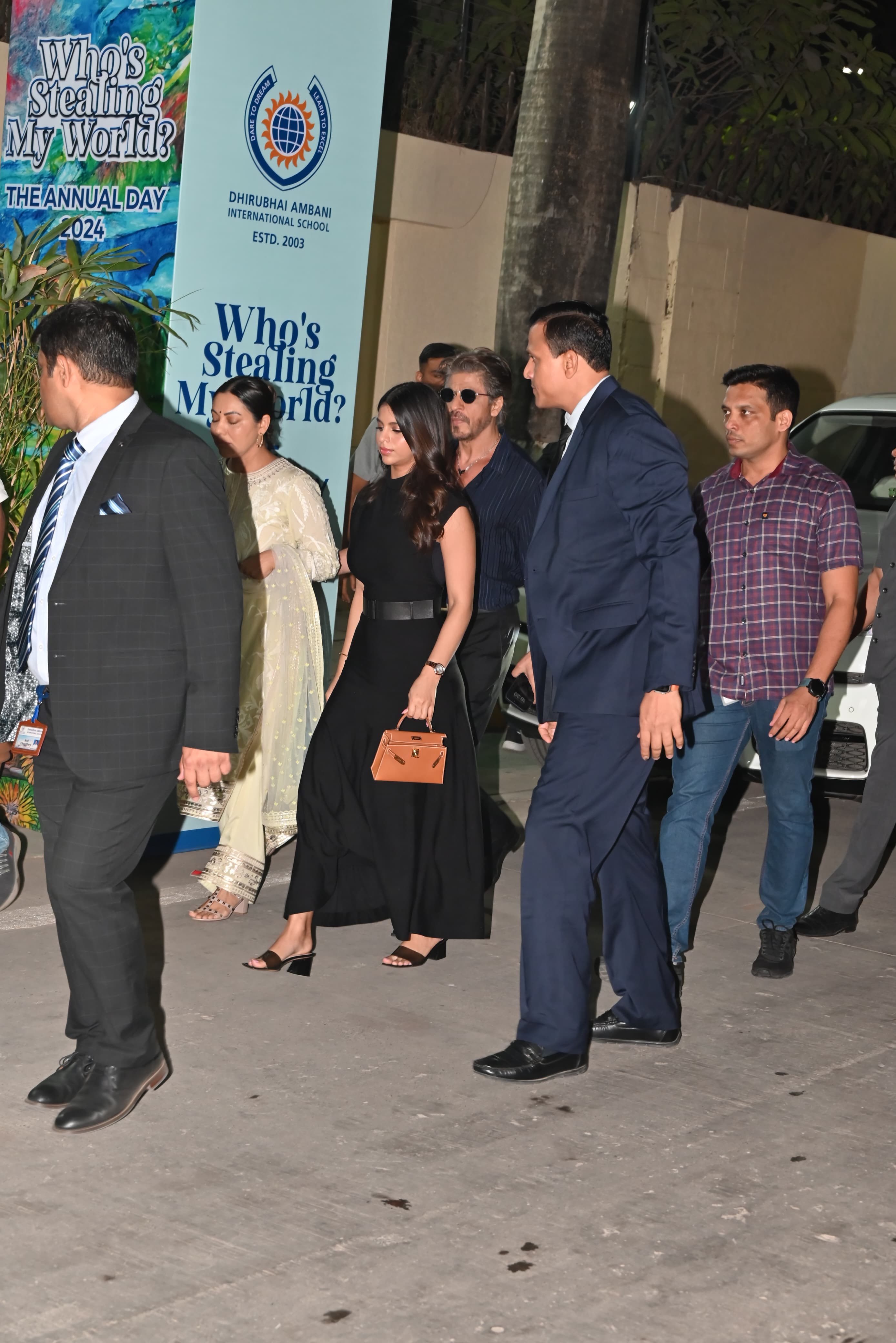 Shah Rukh Khan was accompanied by his wife Gauri Khan and daughter Suhana Khan