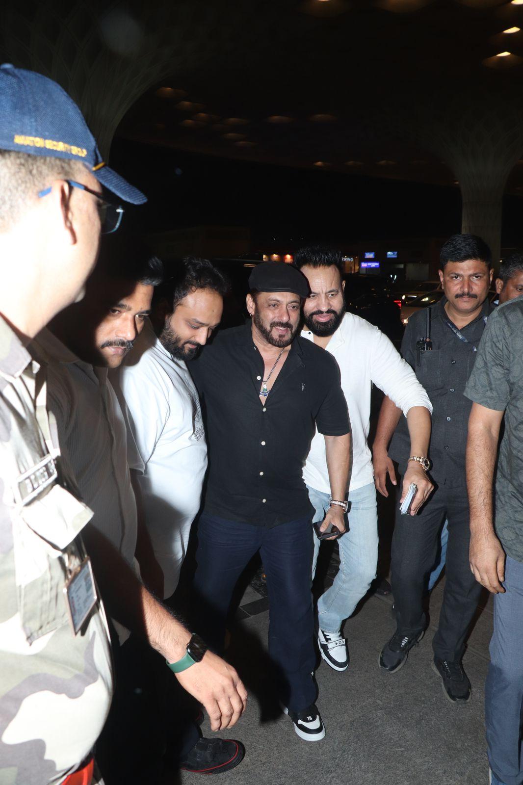 Salman Khan and Zeeshan Siddique reached Mumbai airport with very high security