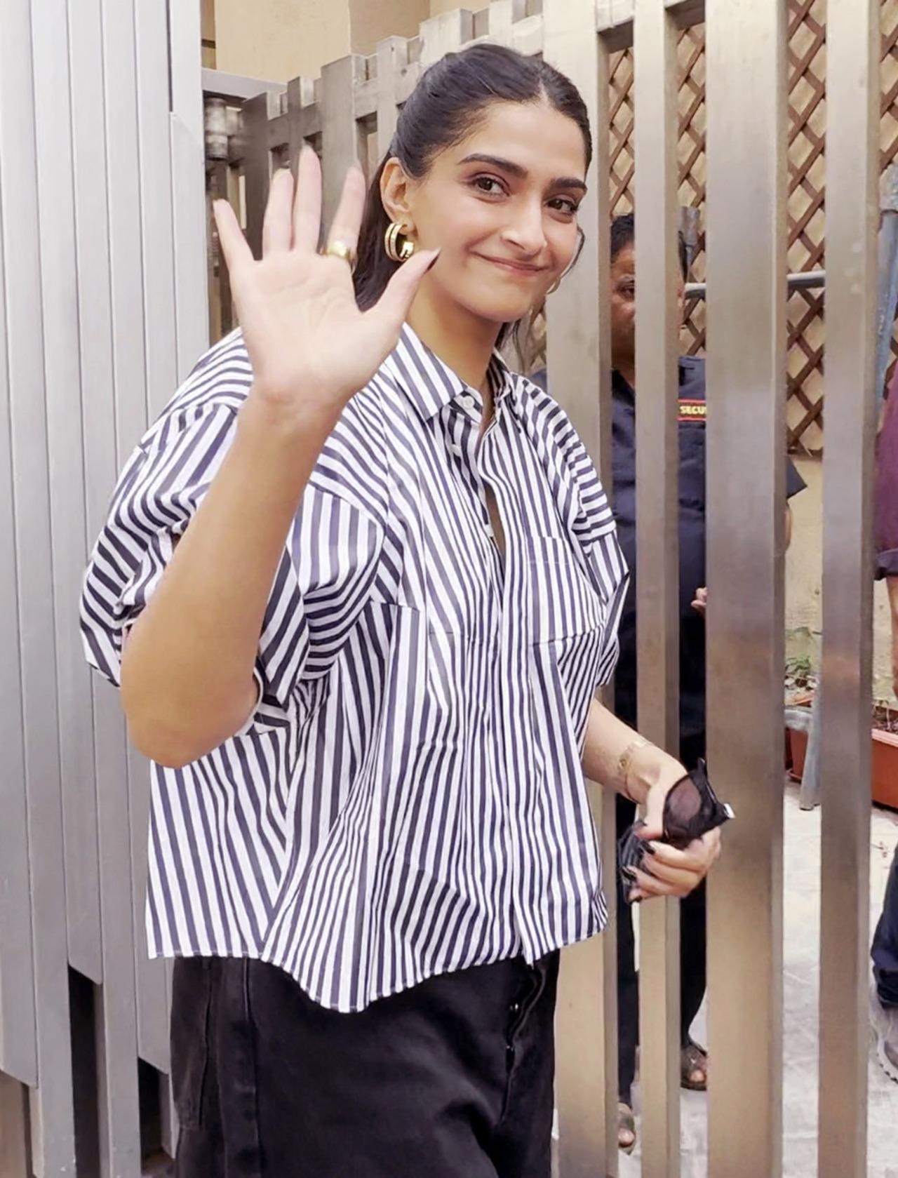 Sonam Kapoor was spotted in a casual avatar in Bandra. 