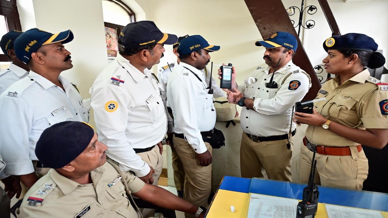 To ensure a smooth and safe celebration, the police will set up checkpoints at various locations and conduct regular patrolling in crowded areas. There will also be fixed-point security measures, especially in high-traffic zones 