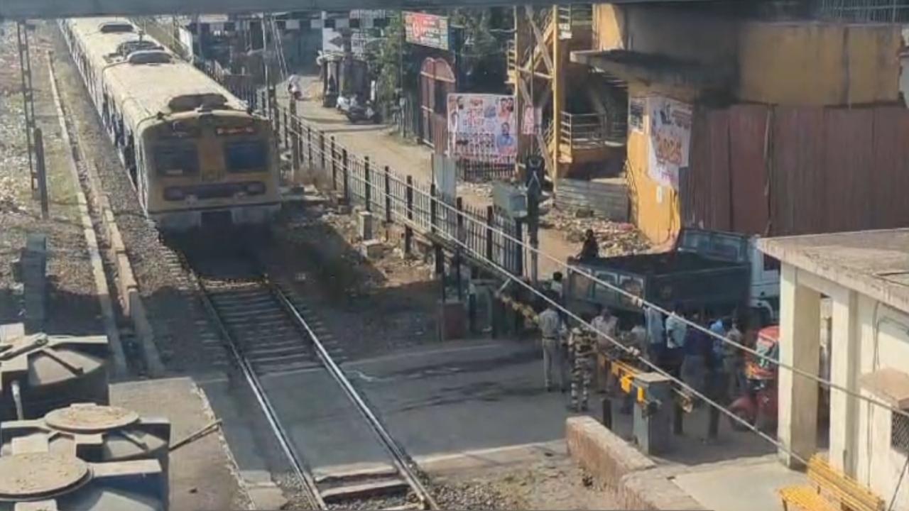 Attempting to cross the level crossing, the driver found that his vehicle kept turning left, leading to a reversal and ultimately detaining the lorry at the crossing
