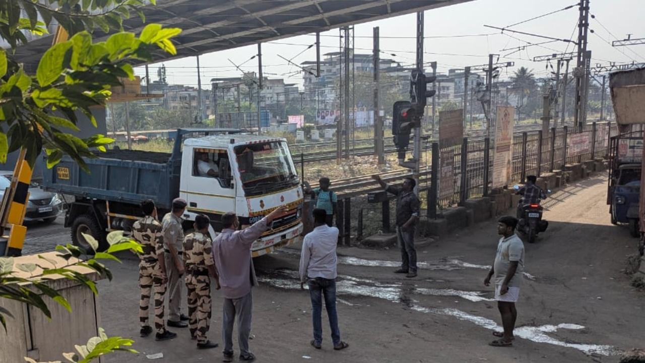 The incident occurred when the after a lorry carrying construction sand got stranded at the level crossing gate near Diva station