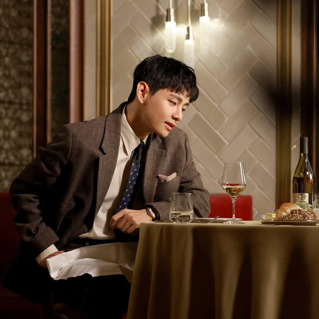 V is seen here in one of the looks he sported in the song Winter Ahead (with PARK HYO SHIN)' MV (Cinematic Still ver.) Photo Sketch. Winter Ahead was released a month ago