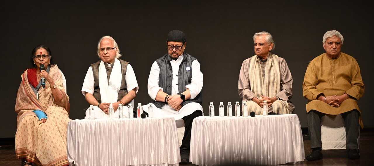 The prayer meet was attended by Javed Akhtar, Shabana Azmi, Suresh Wadkar, Ashish Shelar, Soma Ghosh, Music Director Ehsaan and Loy, among others