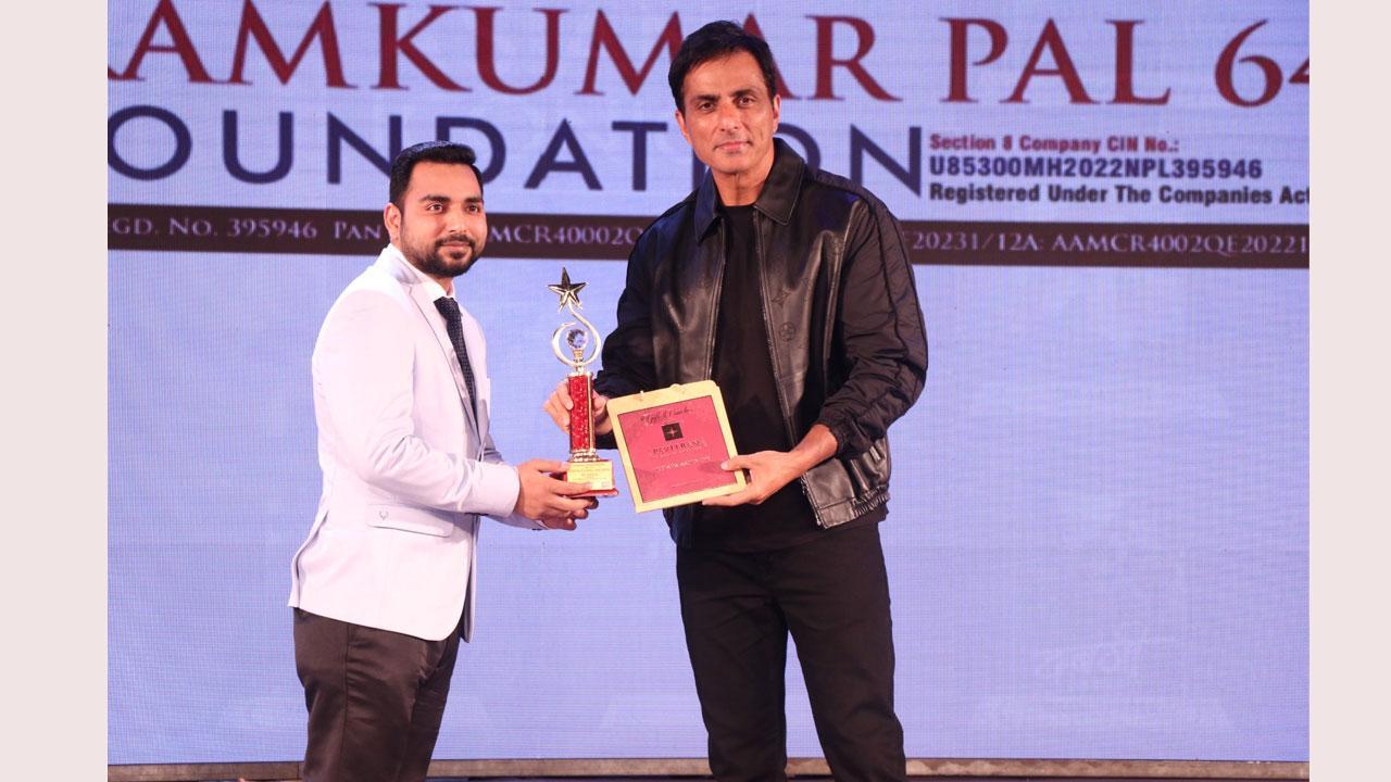 Asian Iconic Award 2024 : Edupreneur Kumar Abhishek honored by Mr Sonu Sood 