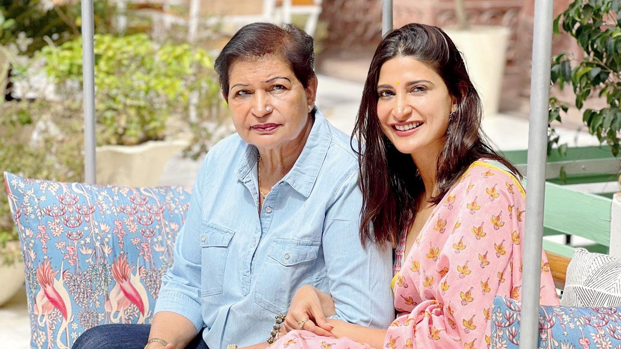 Suresh Kumra (left) and her daughter Aahana