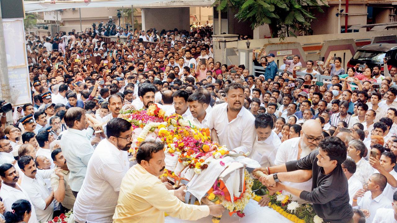 Thousands of workers, supporters and well-wishers at the funeral. Pic/Satej Shinde