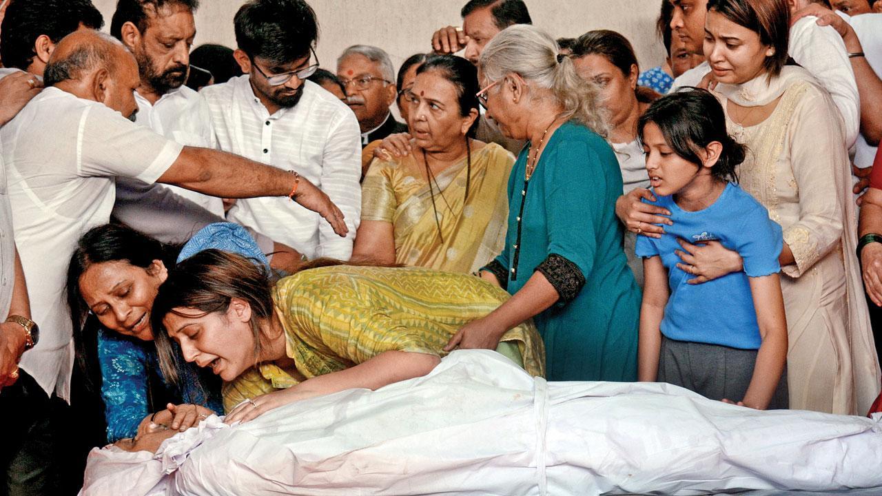 Mumbai: Thousands pay condolences to a beloved leader