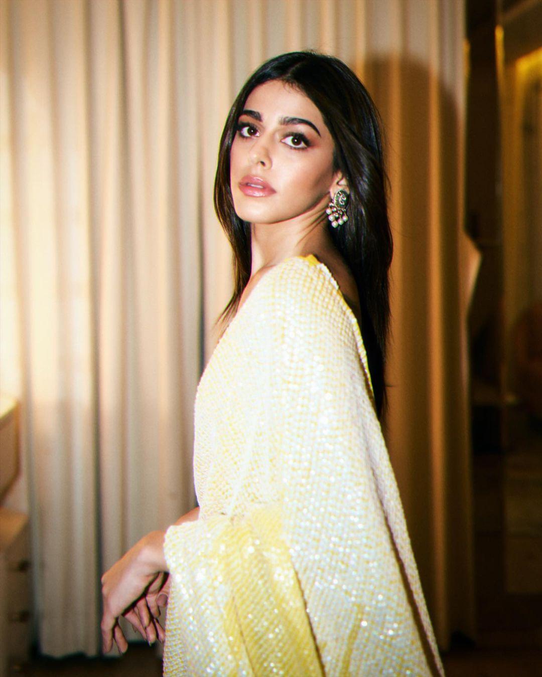 In this appearance, Alaya wore a yellow and white gradient saree and added a beautiful green stud earring to finish her look