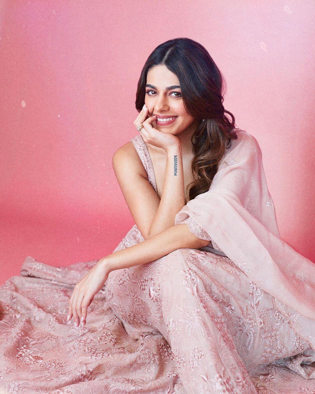 Not only lehengas, but Alaya can also ace simple suits. This pink Anarkali-style kurta just made her look like a Barbie