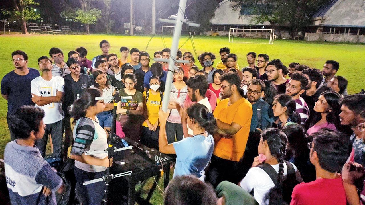 Students at IIT Bombay during a satellite tracking event