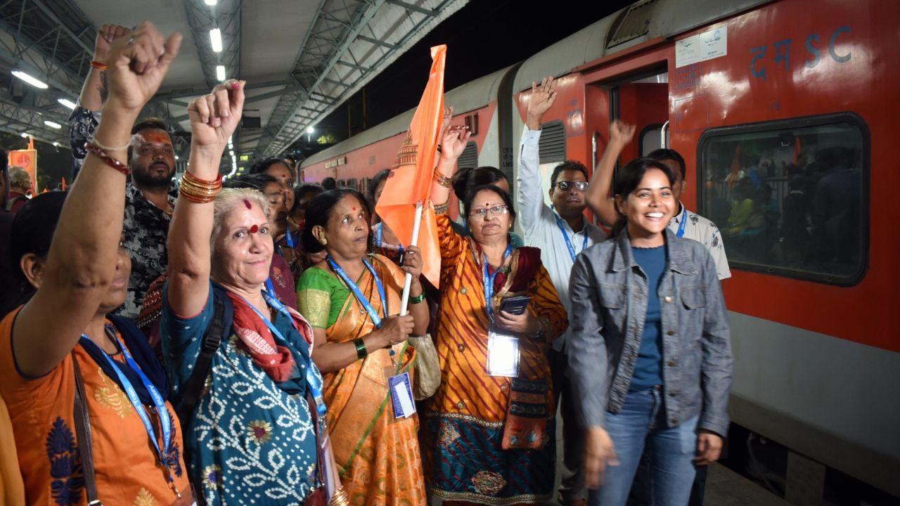 Maharashtra Deputy Chief Minister Devendra Fadnavis on Monday night flagged off a special train journey for Ram devotees heading to Ayodhya from Mumbai. 