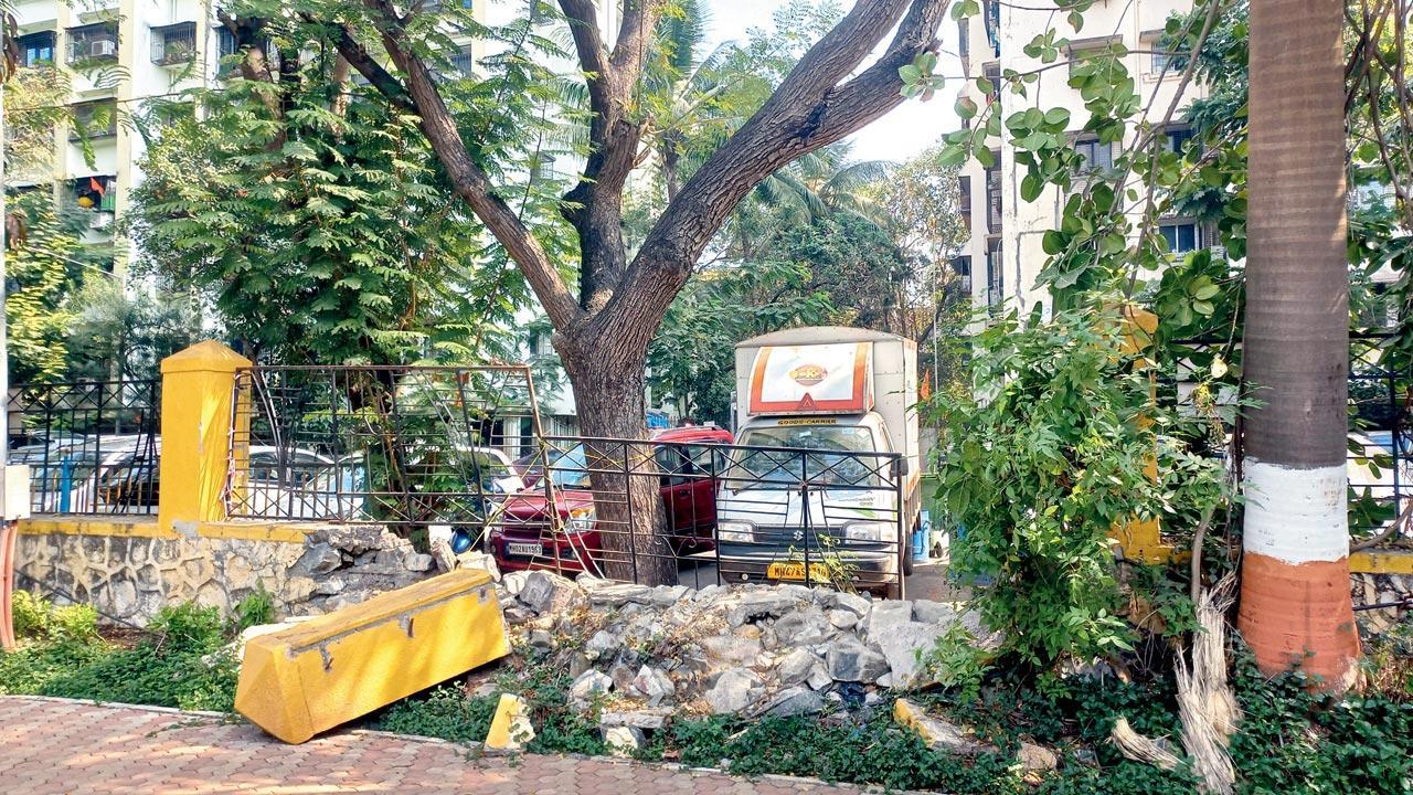 Mumbai: Borivli residents still waiting for BMC to fix broken garden wall