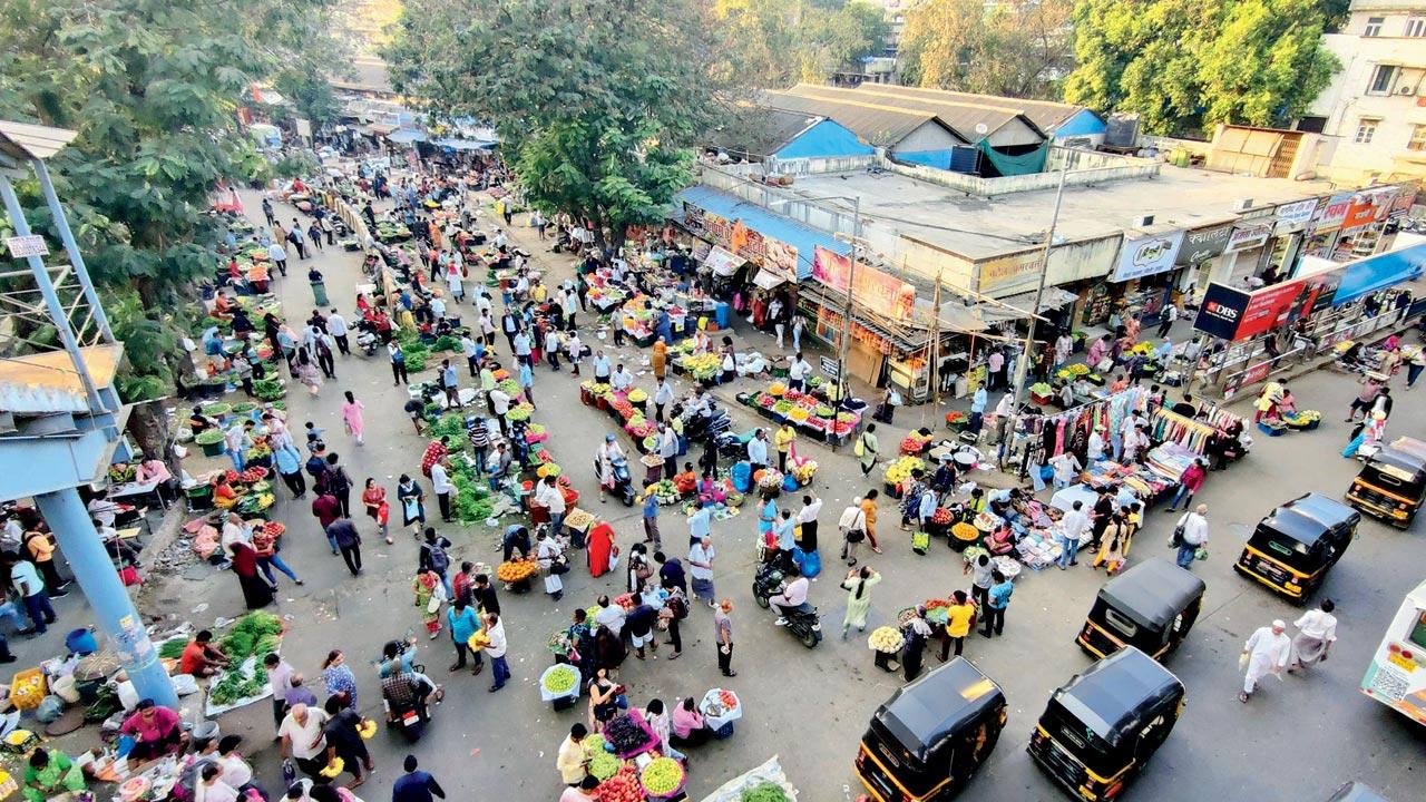 Hawkers obstruct traffic and inconvenience pedestrians while plying their trade in Borivli West on February 7. Pics/Nimesh Dave